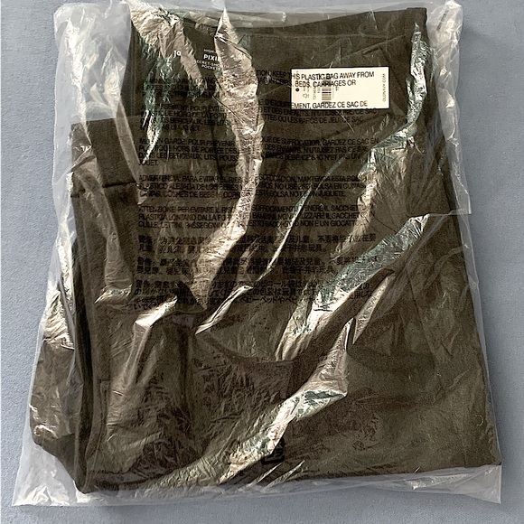 Old Navy High-rise Pixie Pants - Picture 2 of 3